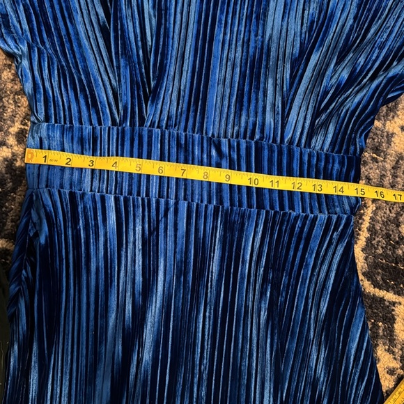 Alexia Admor Elegant Blue Pleated Velvet Dress - Picture 7 of 8